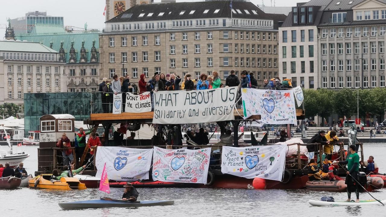 Teilnehmer der Demonstration "G20-Protestwelle" fahren in Hamburg mit einem Floß auf der Binnenalster.