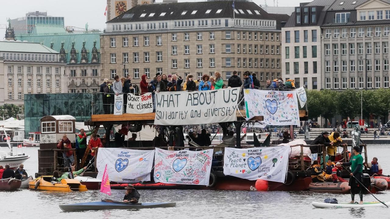 Teilnehmer der Demonstration "G20-Protestwelle" fahren in Hamburg mit einem Floß auf der Binnenalster. Teilnehmer der Demonstration "G20-Protestwelle" fahren in Hamburg mit einem Floß auf der Binnenalster.