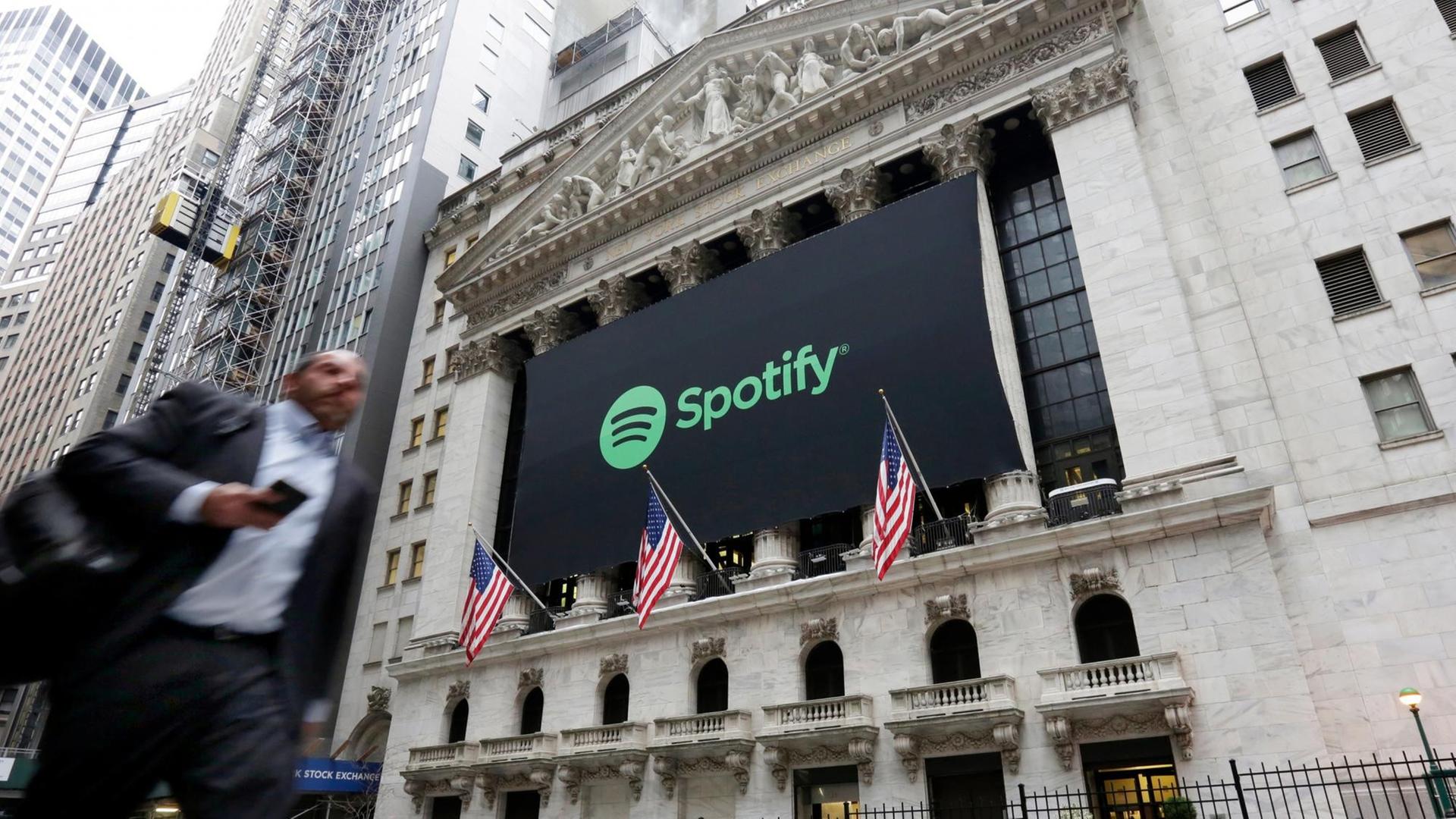 Ein großes Spotify-Plakat hängt an der Fassade der New York Stock Exchange. Ein großes Spotify-Plakat hängt an der Fassade der New York Stock Exchange.
