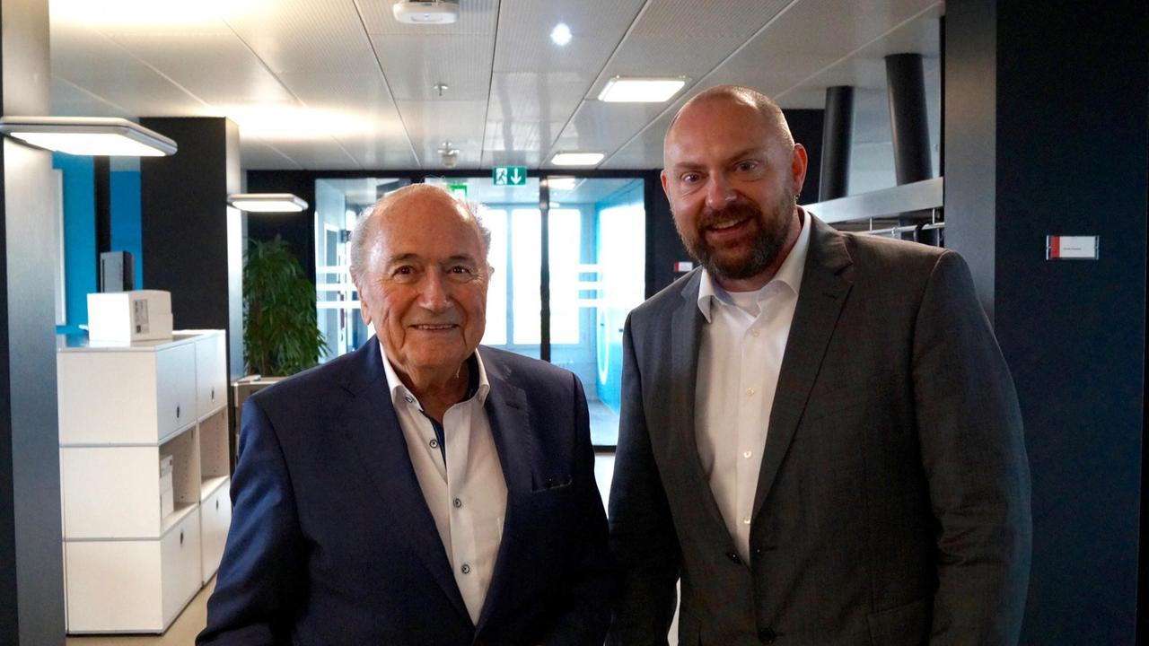 Der ehemalige FIFA-Präsident Sepp Blatter (li.) mit dem ARD-Korrespondent der Schweiz, Dietrich Karl Mäurer.