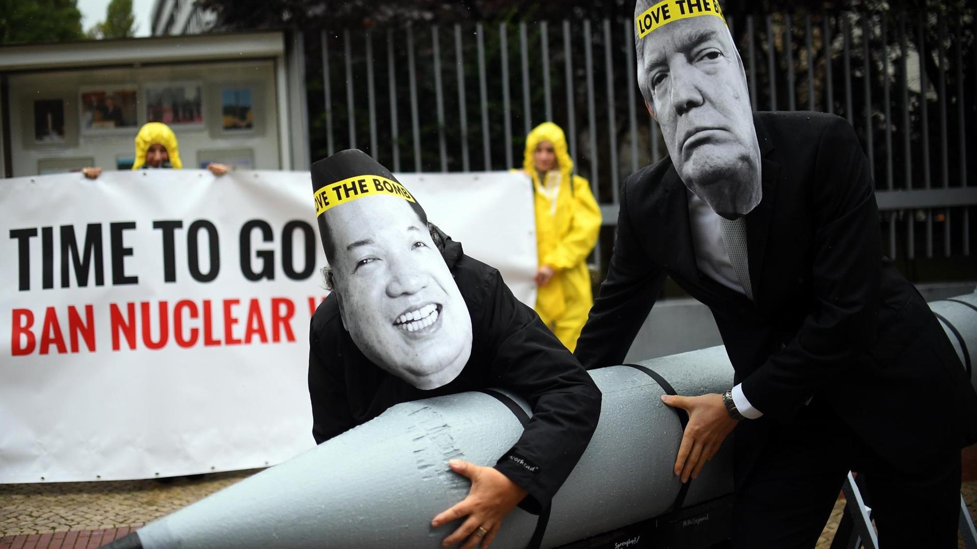 Aktivisten der Internationalen Kampagne zur Abschaffung von Atomwaffen (ICAN) protestieren vor der nordkoreanischen Botschaft in Berlin mit Masken des nordkoreanischen Machthabers Jong-un (l) und des US-Präsidenten Trump gegen den Konflikt zwischen Nordkorea und den USA. Aktivisten der Internationalen Kampagne zur Abschaffung von Atomwaffen (ICAN) protestieren vor der nordkoreanischen Botschaft in Berlin mit Masken des nordkoreanischen Machthabers Jong-un (l) und des US-Präsidenten Trump gegen den Konflikt zwischen Nordkorea und den USA.