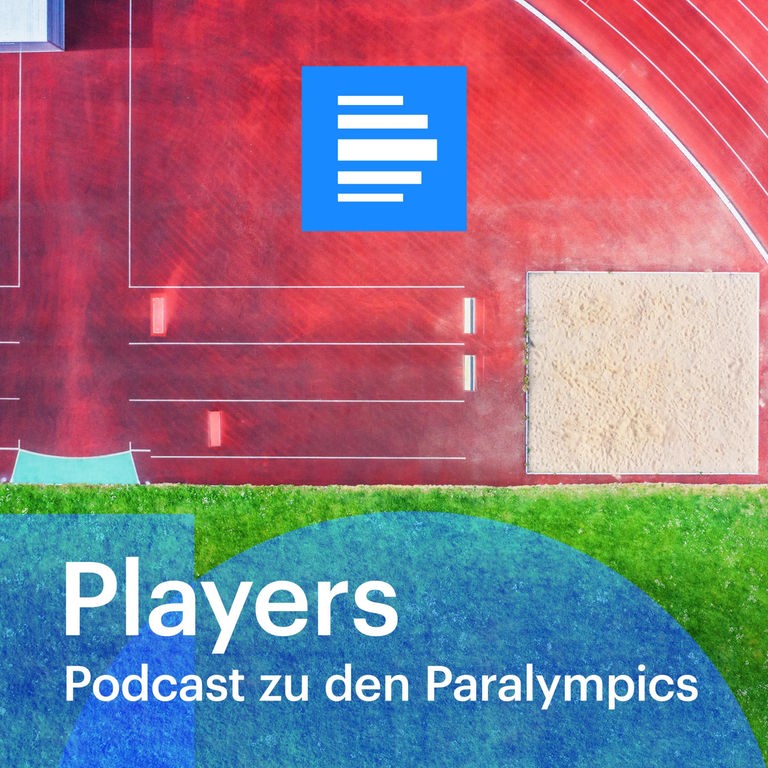 Das Logo von "Players", dem Podcast zur Fußball-EM, zeigt ein Fußballstadion aus zentraler Vogelperspektive: Ein grüner Fußballplatz, umrahmt von einer Tartan-Laufbahn und einem weißen Stadiondach.