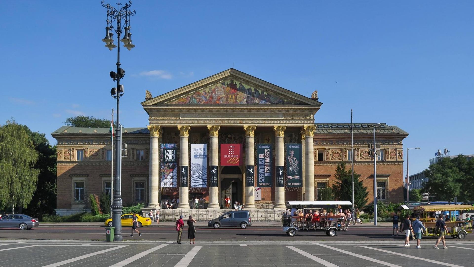 Die Budapester Kunsthalle auf dem Heldenplatz.