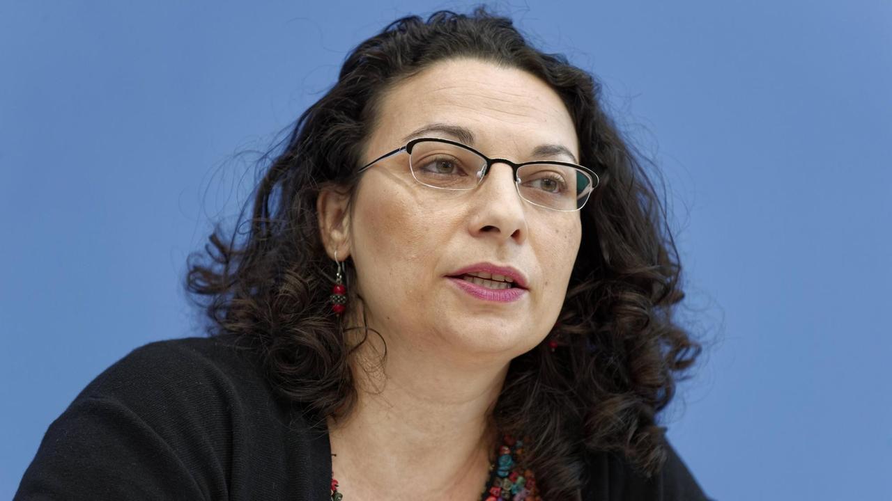 Prof. Dr. Riem Spielhaus, Inhaberin des Lehrstuhls für Islamwissenschaft an der Georg-August-Universität Göttingen, auf der Bundespressekonferenz zu Migrations-, Flüchtlings- und Integrationspolitik im September 2017 Prof. Dr. Riem Spielhaus, Inhaberin des Lehrstuhls für Islamwissenschaft an der Georg-August-Universität Göttingen, auf der Bundespressekonferenz zu Migrations-, Flüchtlings- und Integrationspolitik im September 2017