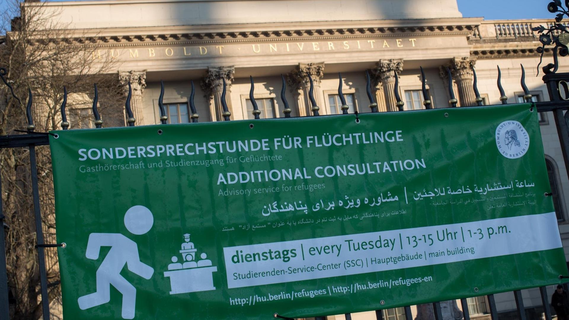 Ein Transparent mit der Aufschrift "Sondersprechstunde für Flüchtlinge" hängt an der Humboldt Universität in Berlin Ein Transparent mit der Aufschrift "Sondersprechstunde für Flüchtlinge" hängt an der Humboldt Universität in Berlin