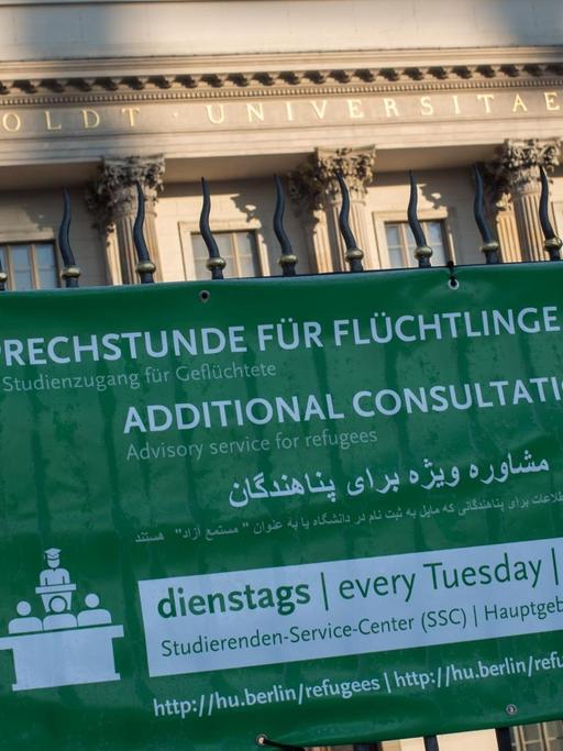 Ein Transparent mit der Aufschrift "Sondersprechstunde für Flüchtlinge" hängt an der Humboldt Universität in Berlin