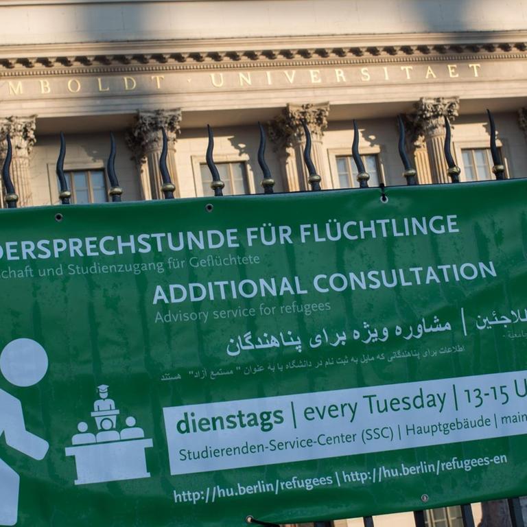 Ein Transparent mit der Aufschrift "Sondersprechstunde für Flüchtlinge" hängt an der Humboldt Universität in Berlin