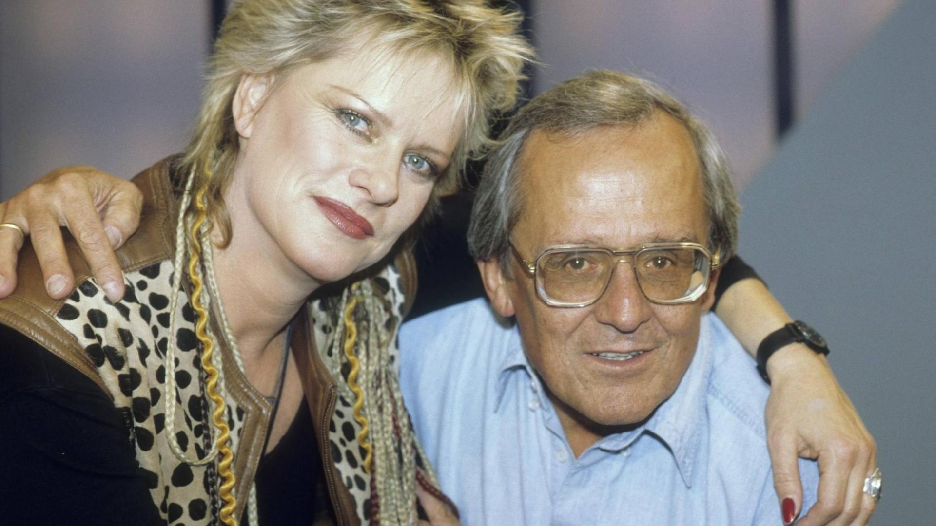 Dieter Hildebrandt und Lisa Fitz in Scheibenwischer SFB 11/94 te TV Kabarett Komik Show Moderation quer halb umarmend leger Kulisse Studio Szene Dieter Hildebrandt und Lisa Fitz in Scheibenwischer SFB 11/94 te TV Kabarett Komik Show Moderation quer halb umarmend leger Kulisse Studio Szene