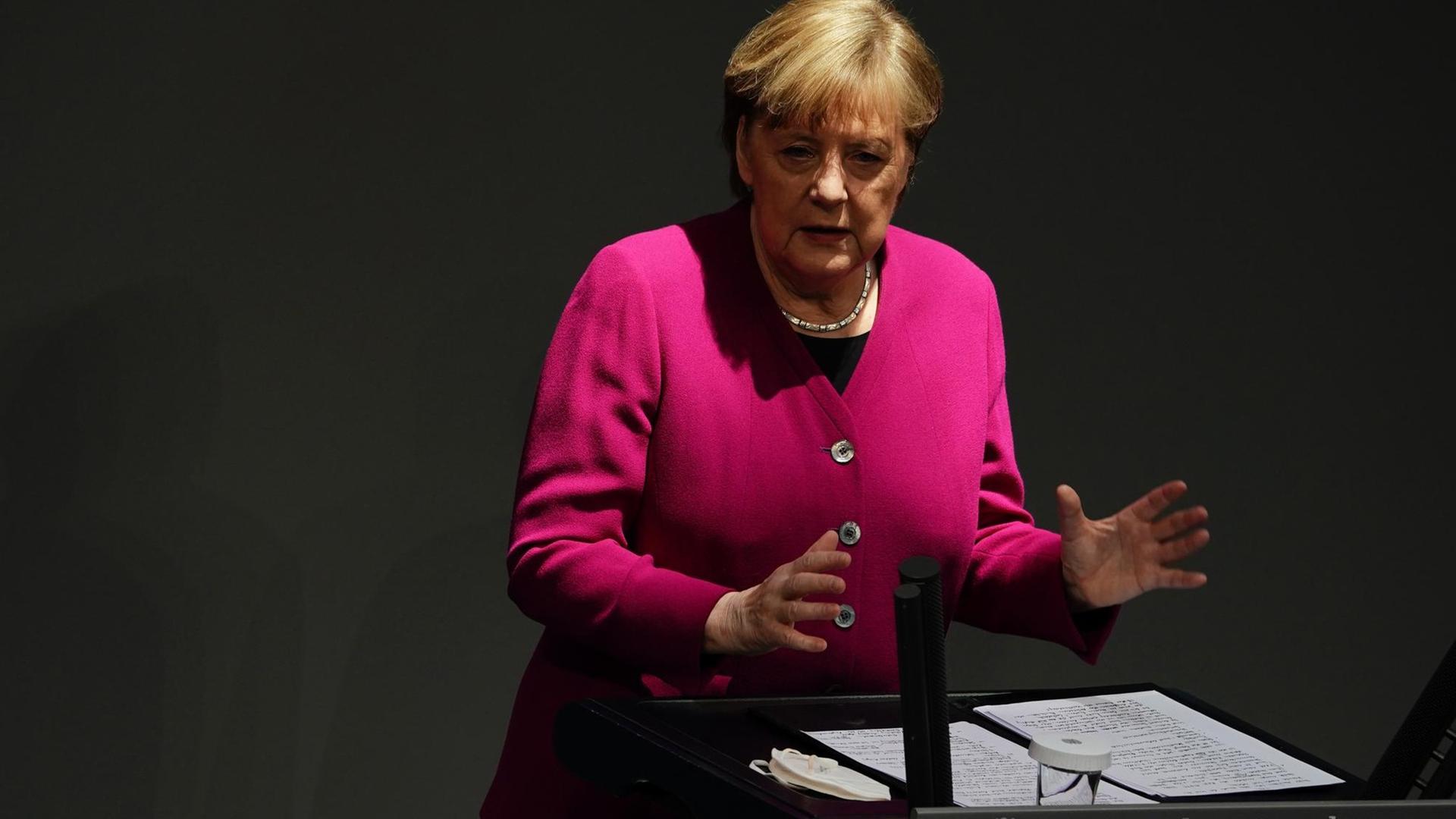 Bundeskanzlerin Angela Merkel (CDU) gibt im Bundestag eine Regierungserklärung zur Corona-Pandemie und zum Europäischen Rat ab. Bundeskanzlerin Angela Merkel (CDU) gibt im Bundestag eine Regierungserklärung zur Corona-Pandemie und zum Europäischen Rat ab.