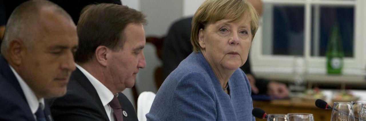 Bundeskanzlerin Merkel (re.) sitzt beim EU-Digital-Gipfel neben dem schwedischen Premierminister Stefan Lofven und dem bulgarischen Regierungschef Bokyo Borisov.  