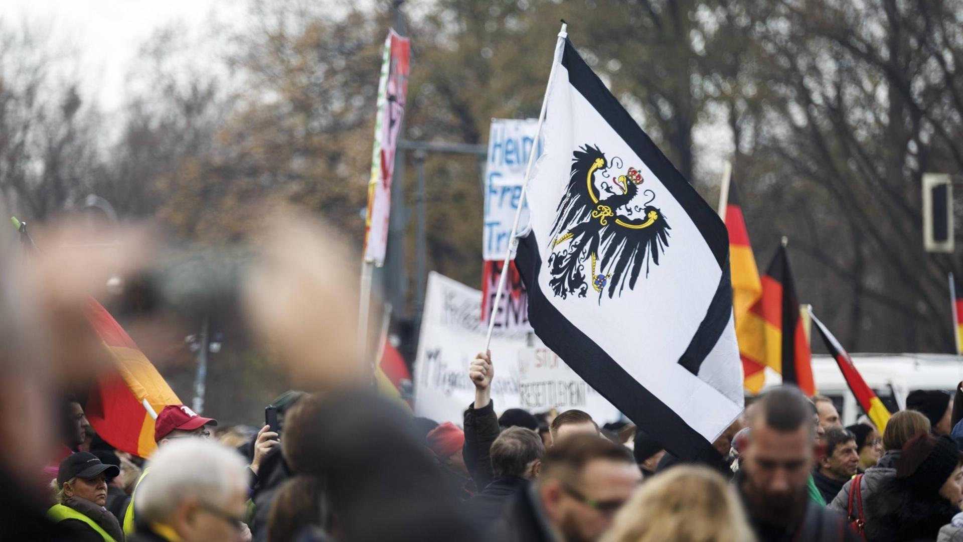Kundgebung gegen den UN-Migrationspakt am 1.12.2018 in Berlin: Die Demonstranten schwenken Deutschlandfahnen und Transparente. Kundgebung gegen den UN-Migrationspakt am 1.12.2018 in Berlin: Die Demonstranten schwenken Deutschlandfahnen und Transparente.