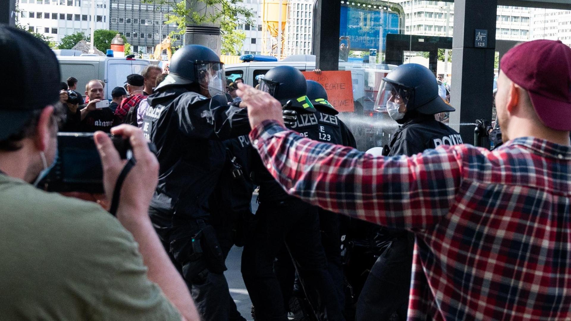 Polizisten setzen auf einer Demonstration auf dem Alexanderplatz Pfefferspray ein