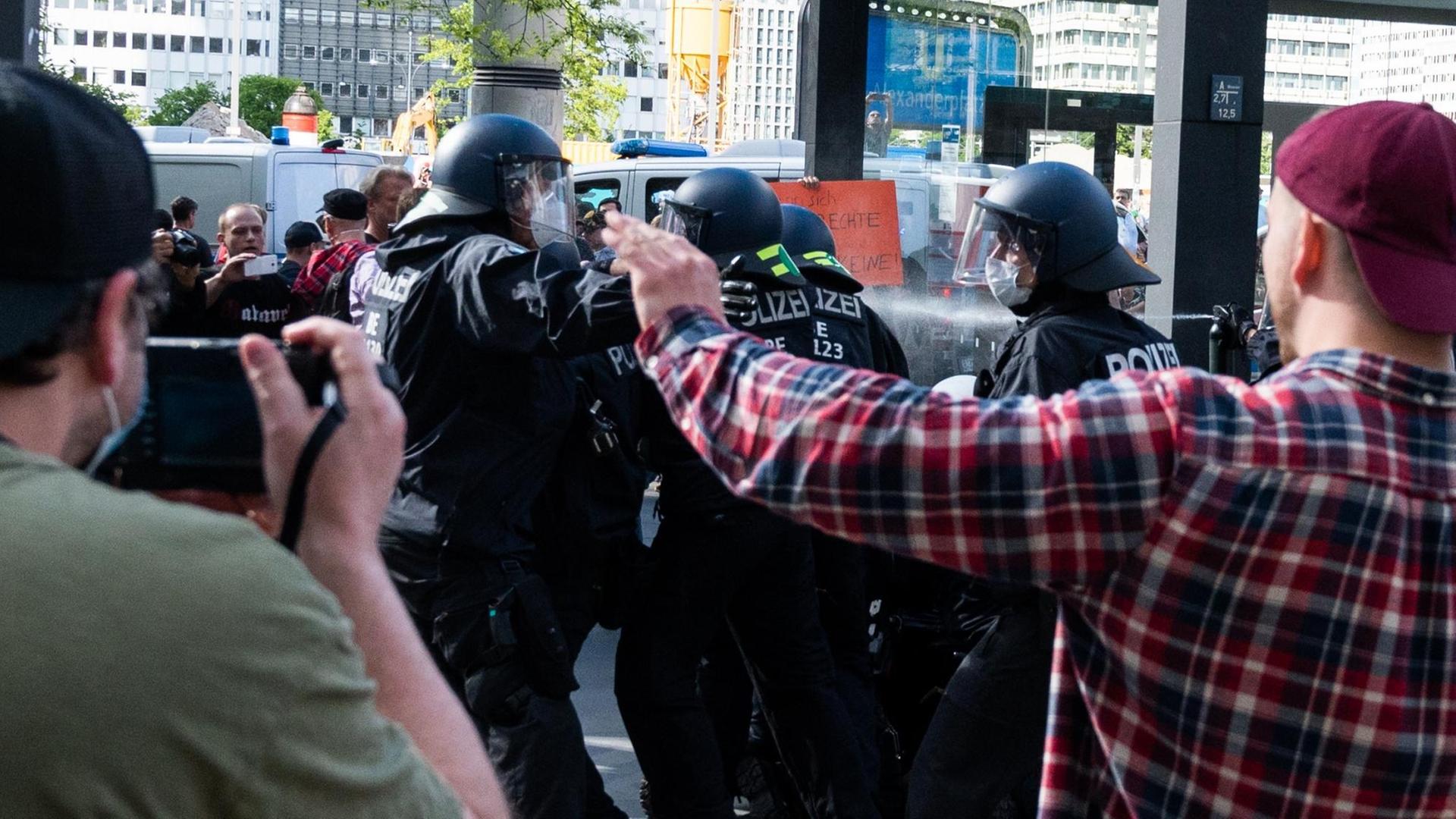 Polizisten setzen auf einer Demonstration auf dem Alexanderplatz Pfefferspray ein Polizisten setzen auf einer Demonstration auf dem Alexanderplatz Pfefferspray ein