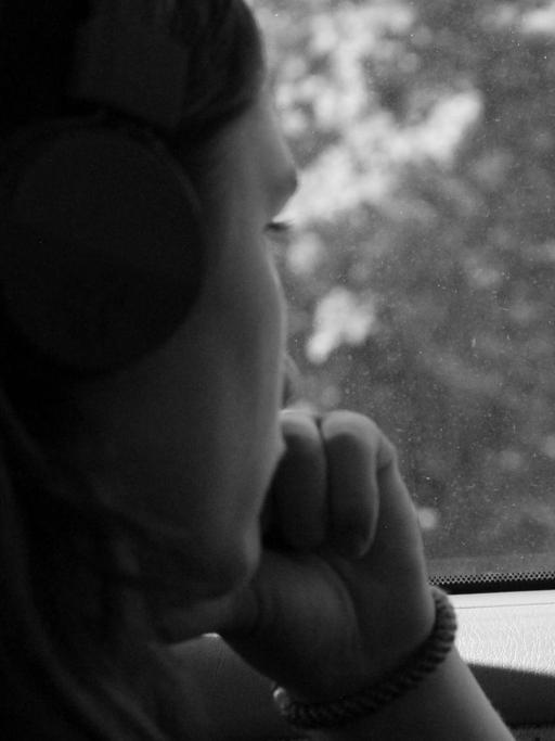 Eine Frau schaut aus dem Fenster.