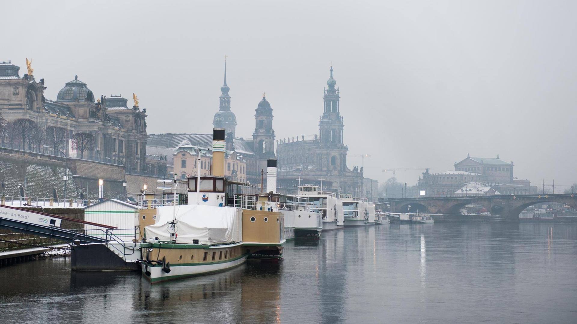 Elbufer bei Dresden: Schiffe der Sächsischen Dampfschiffahrt liegen am Terrassenufer in Dresden (Sachsen). Foto: Arno Burgi/ZB Elbufer bei Dresden: Schiffe der Sächsischen Dampfschiffahrt liegen am Terrassenufer in Dresden (Sachsen). Foto: Arno Burgi/ZB