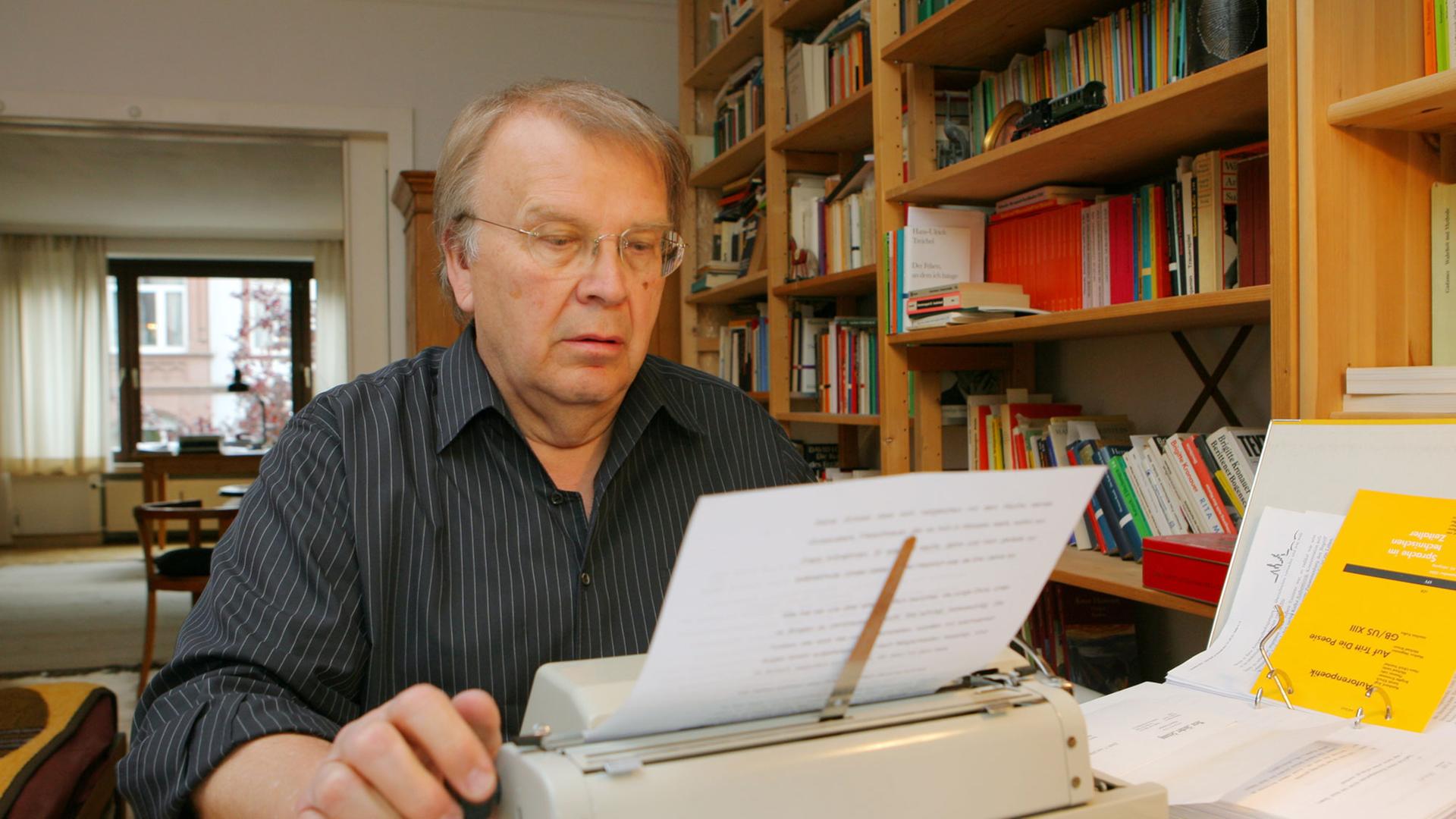 Der Schriftsteller Wilhelm Genazino sitzt in seiner Wohnung in Frankfurt am Main an seiner Schreibmaschine (Foto vom 04.05.2007). Wilhelm Genazino, 2004 mit dem renommierten Büchner- Preis ausgezeichnet, gilt vor allem als Romancier, aber er ist auch Dramatiker. Der 64 Jahre alte Autor hat sich mit seinen Romanen als ironischer Chronist Deutschlands einen Namen gemacht. Der Schriftsteller Wilhelm Genazino sitzt in seiner Wohnung in Frankfurt am Main an seiner Schreibmaschine (Foto vom 04.05.2007). Wilhelm Genazino, 2004 mit dem renommierten Büchner- Preis ausgezeichnet, gilt vor allem als Romancier, aber er ist auch Dramatiker. Der 64 Jahre alte Autor hat sich mit seinen Romanen als ironischer Chronist Deutschlands einen Namen gemacht.