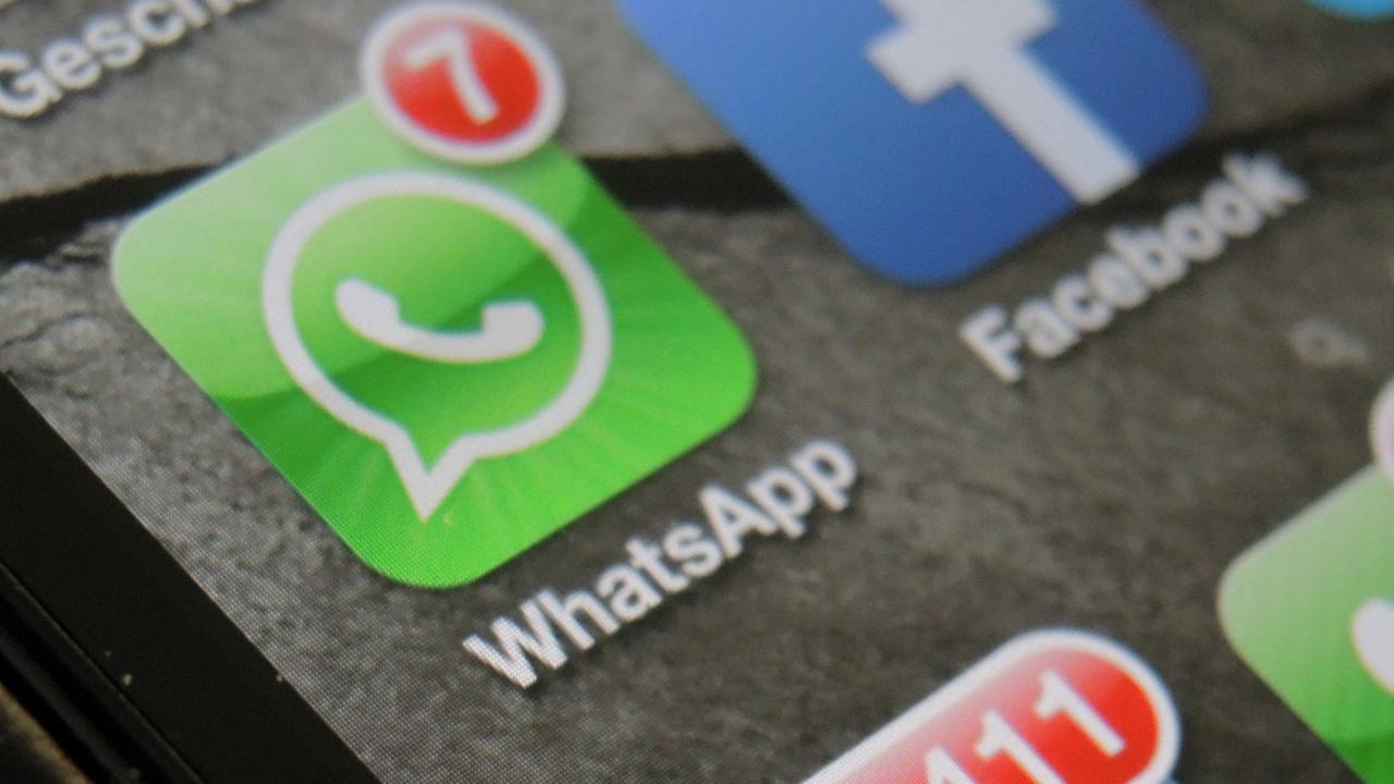 Auf einem Smartphone werden nebeneinander die beiden Apps von WhatsApp und Facebook angezeigt. Auf einem Smartphone werden nebeneinander die beiden Apps von WhatsApp und Facebook angezeigt.