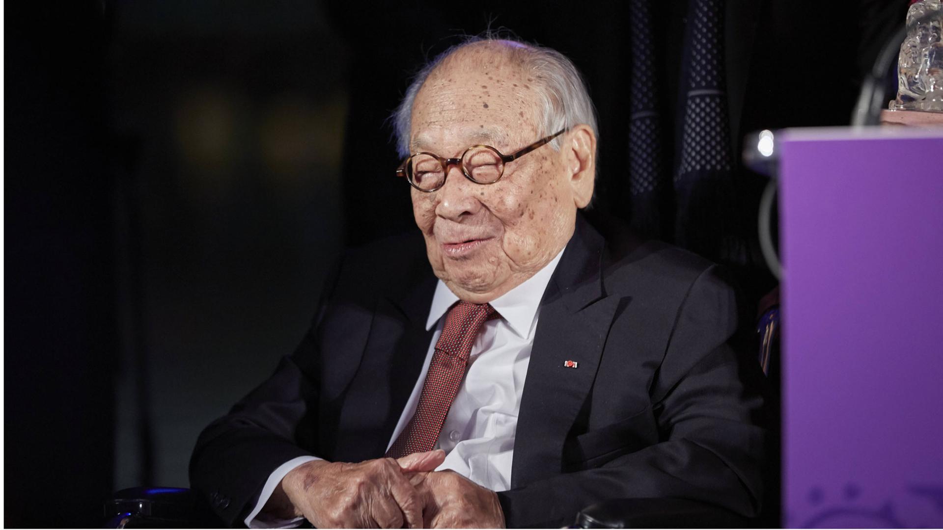 Zu sehen ist der Architekt I.M. Pei beim Asia Game Change Dinner im Jahr 2016. Er trägt einen schwarzen Anzug und eine rote Krawatte. Am 27. April 2017 wird Pei 100 Jahre alt. Zu sehen ist der Architekt I.M. Pei beim Asia Game Change Dinner im Jahr 2016. Er trägt einen schwarzen Anzug und eine rote Krawatte. Am 27. April 2017 wird Pei 100 Jahre alt.