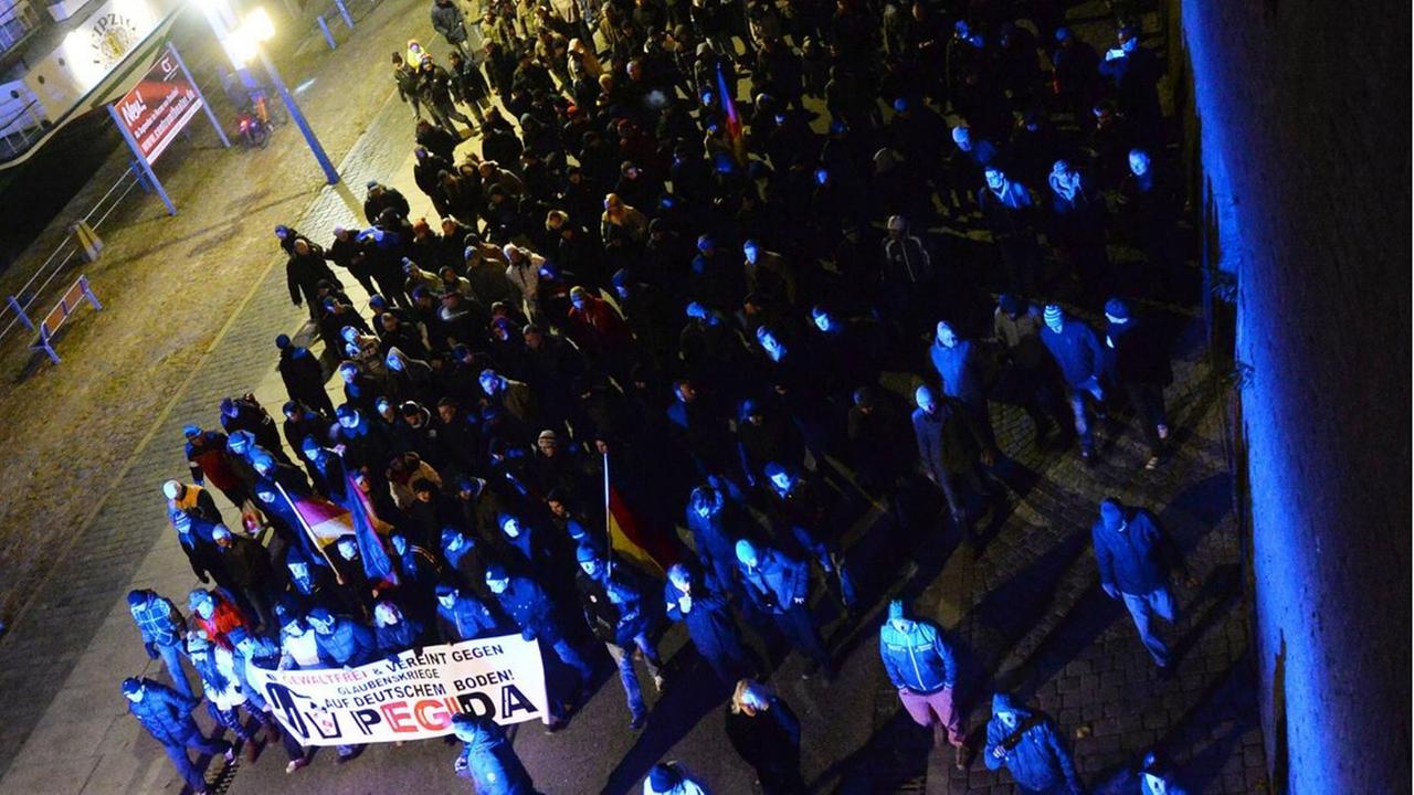 Der Demonstrationszug von Pegida auf dem Terrassenufer in Dresden, Deutschland. Der Demonstrationszug von Pegida auf dem Terrassenufer in Dresden, Deutschland.