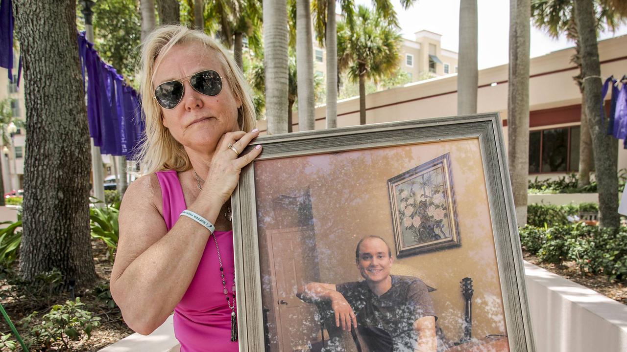 Eine Mutter hält das Bild ihres Sohnes, der im Zuge der "Opioid-Krise" ums Leben gekommen ist Eine Mutter hält das Bild ihres Sohnes, der im Zuge der "Opioid-Krise" ums Leben gekommen ist