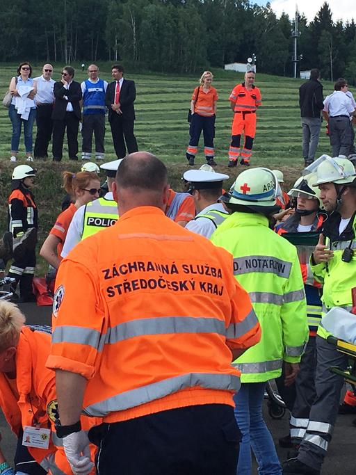 Tschechische und bayerische Rettungskräfte während einer Übung kurz vor der deutschen Grenze im tschechischen Rozvadov.