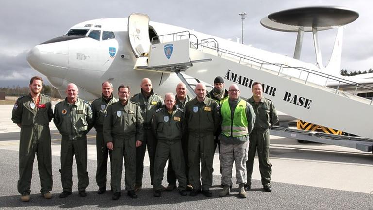 Die CREW vor dem Flugzeug Die CREW vor dem Flugzeug