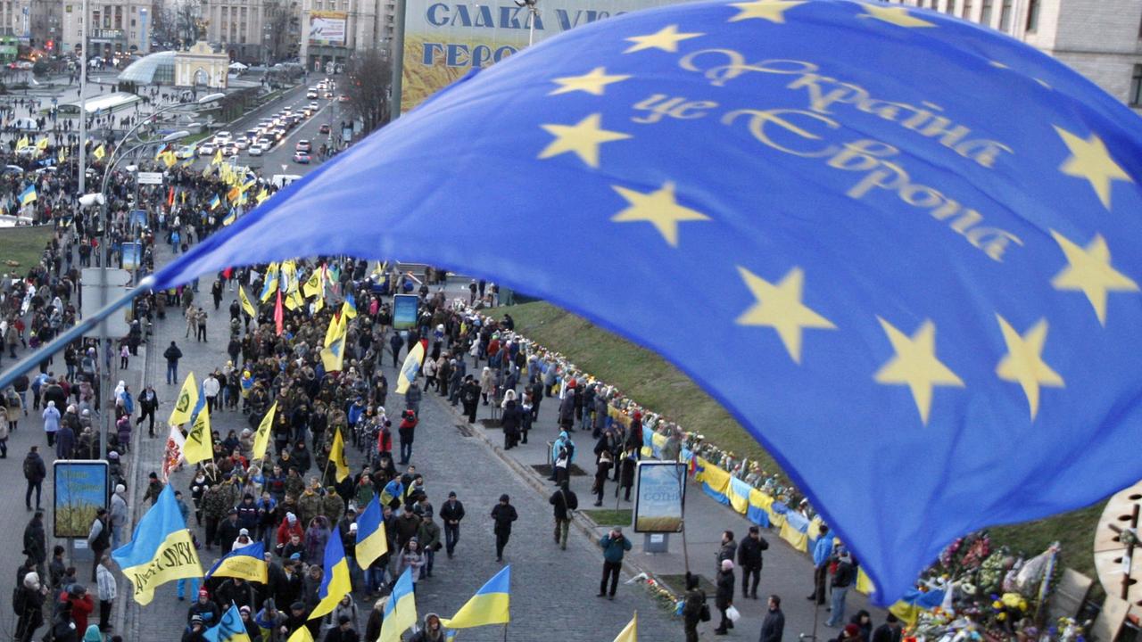 Am "Tag der Würde und Freiheit" demonstrierten am 21. November 2014 ein Jahr nach dem Beginn der Maidan-Proteste erneut Menschen in Kiew.
