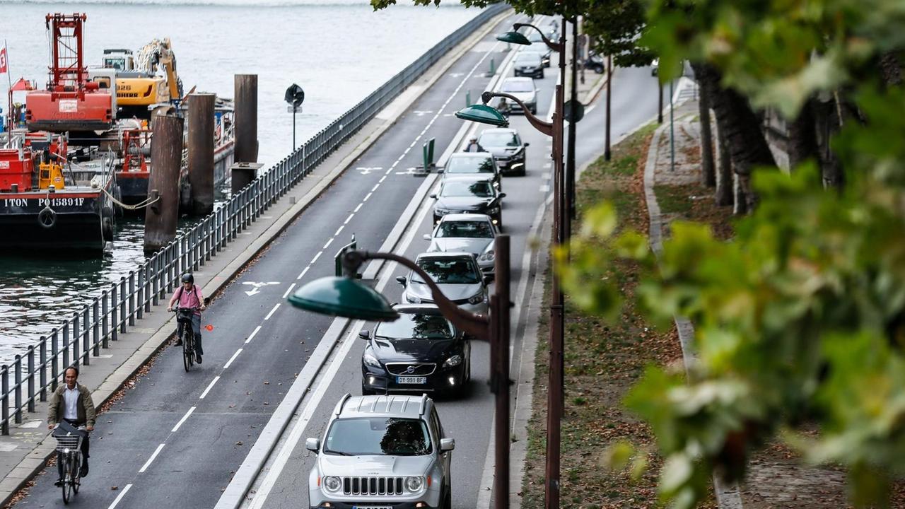 Baulich abgetrennter Radweg am Seine-Ufer in Paris: Räder können hier zweispurig fahren, Autos daneben einspurig.