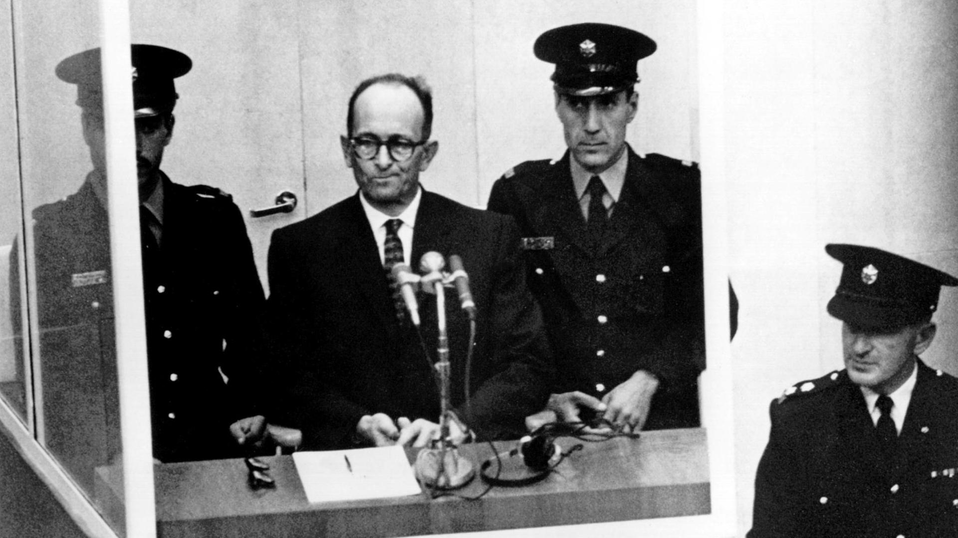 Der Angeklagte Adolf Eichmann während seiner Vernehmung am ersten Prozeßtag in Israel. Der Angeklagte Adolf Eichmann während seiner Vernehmung am ersten Prozeßtag in Israel.