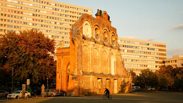 Ein Reststück der historischen Fassade des Anhalter Bahnhofs steht steht bis heute in Berlin