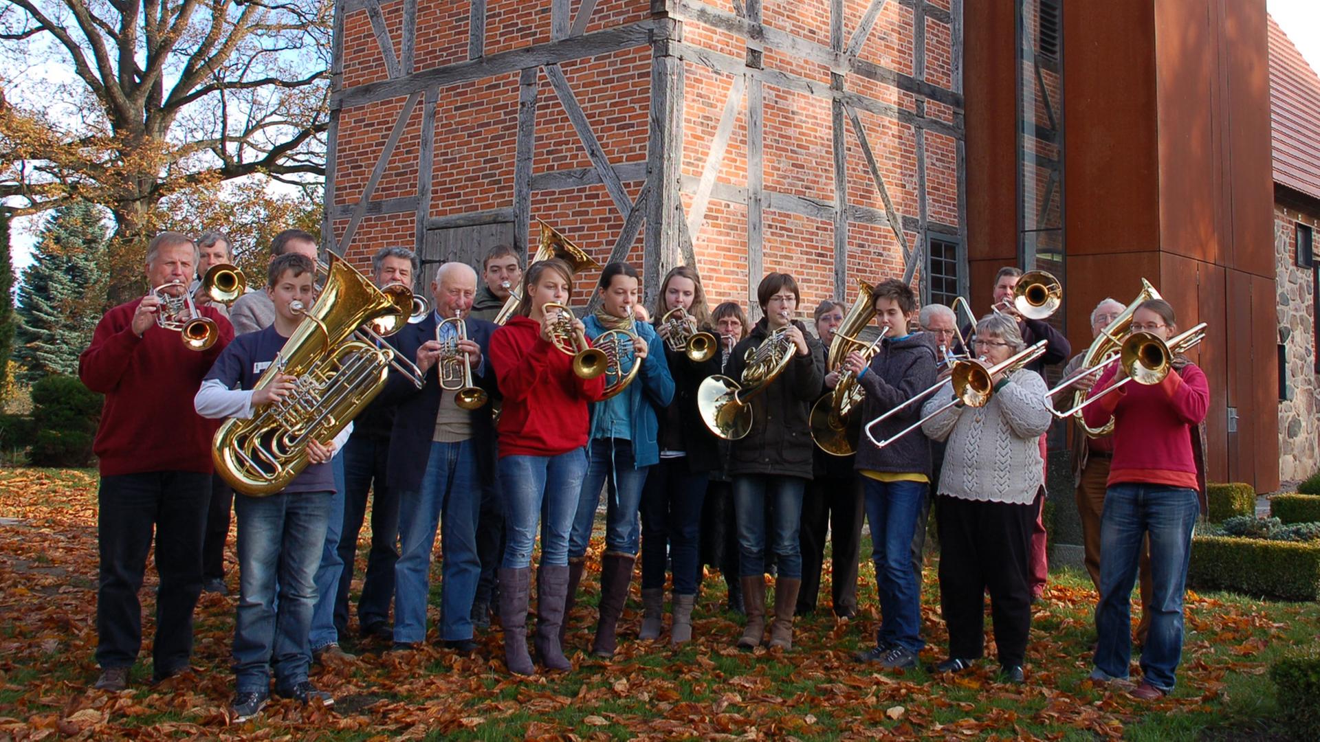 Ein Posaunenchor posiert in dem Ortsteil Barkow. Ein Posaunenchor posiert in dem Ortsteil Barkow.