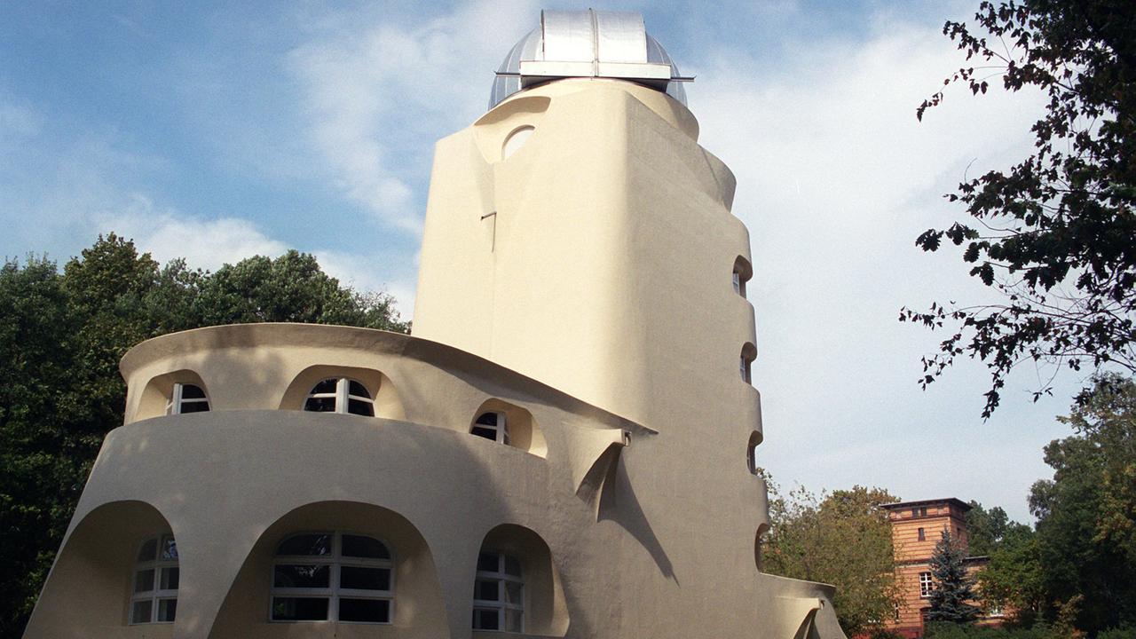 Der Einsteinturm auf dem Telegrafenberg in Potsdam-Babelsberg Der Einsteinturm auf dem Telegrafenberg in Potsdam-Babelsberg