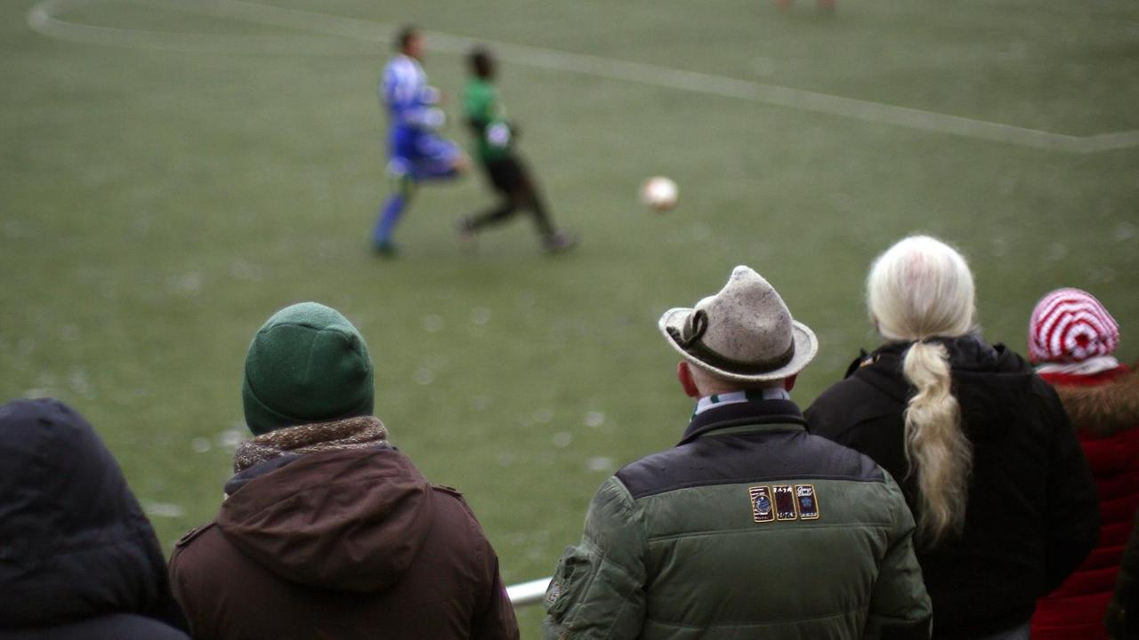 Eine Zuschauergruppe verfolgt das Spielgeschehen von Stehplätzen aus. Eine Zuschauergruppe verfolgt das Spielgeschehen von Stehplätzen aus.