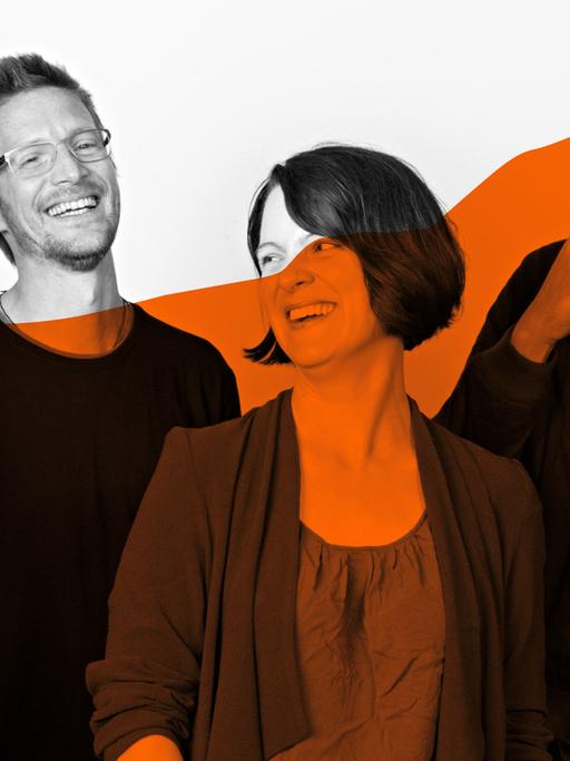 Das Gruppenbild zeigt die vier Menschen hinter dem Podcast Lakonisch Elegant (v.l.n.r.): Christine Watty, Julius Stucke, Katrin Rönicke und Johannes Nichelmann.