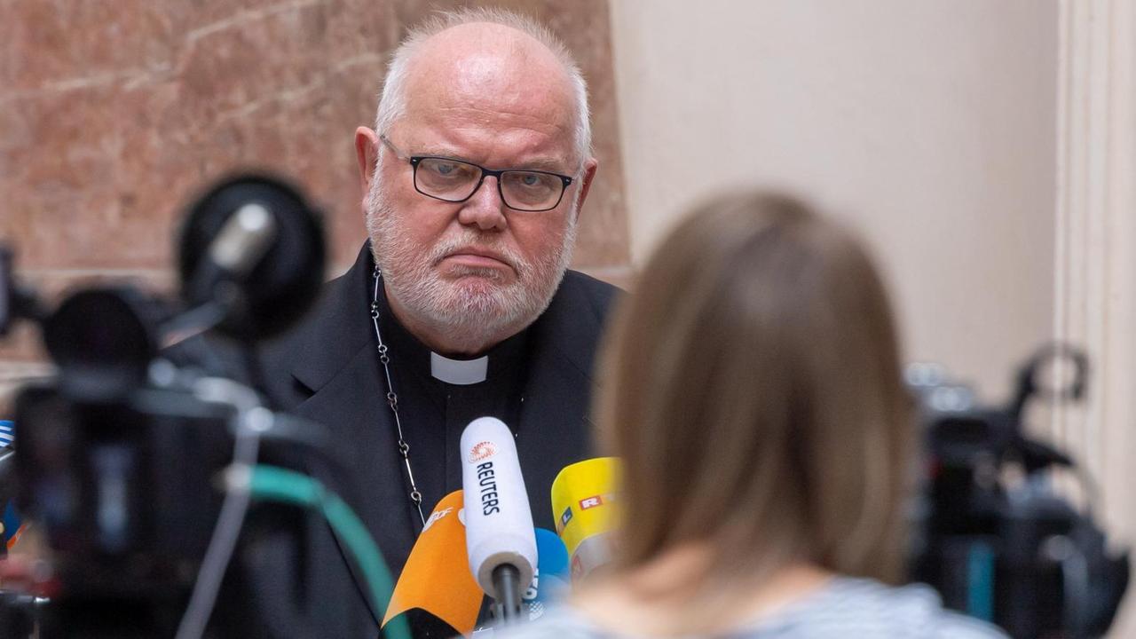 Kardinal Reinhard Marx, Erzbischof von München und Freising, gibt im Innenhof seiner Residenz ein Statement vor der Presse