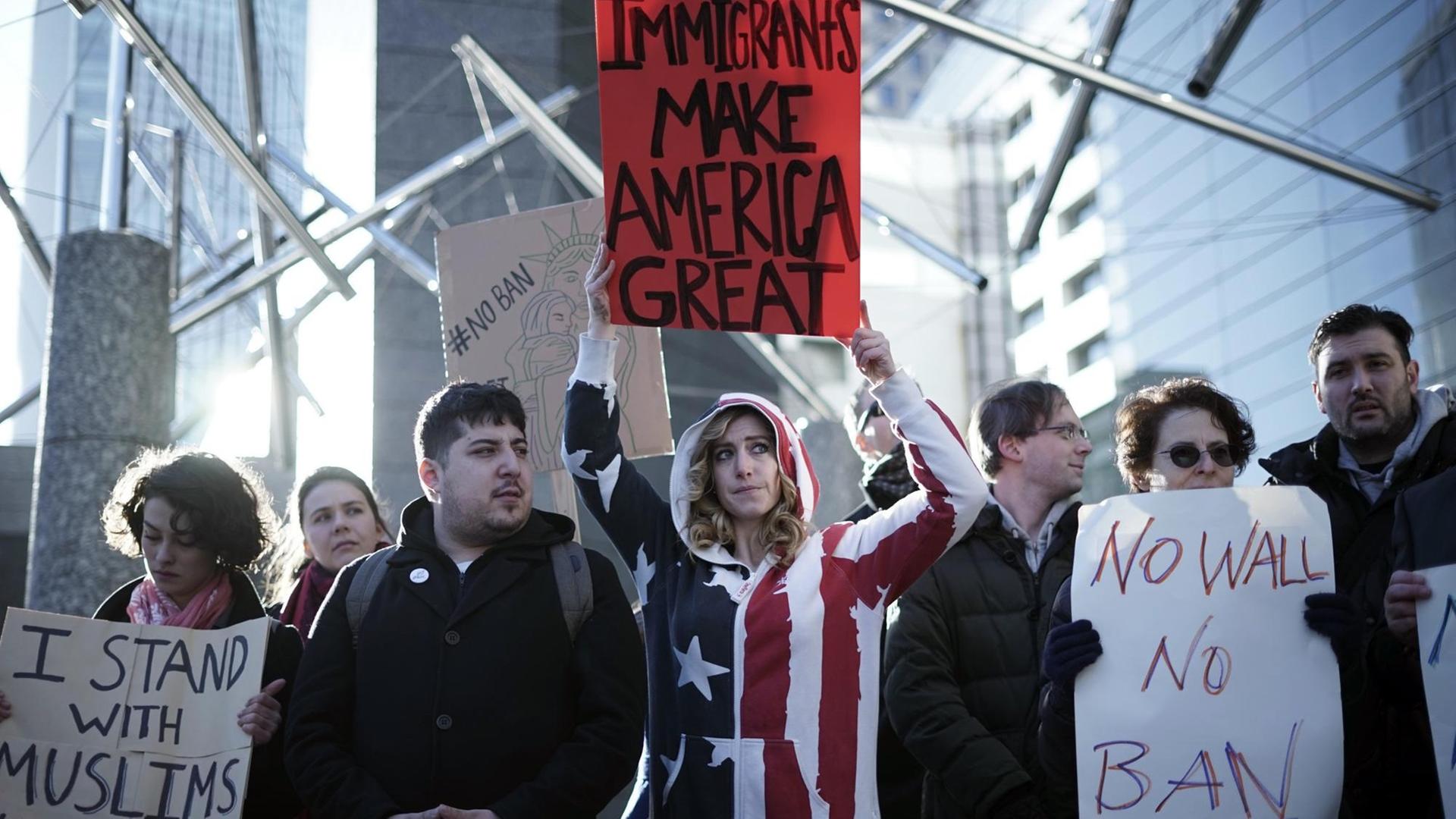 US-Amerikaner und andere im Ausland lebende Menschen demonstrieren am 31.01.2017 vor der US-amerikanischen Botschaft in Tokio (Japan) gegen die Einwanderungspolitik von US-Präsident Trump. US-Amerikaner und andere im Ausland lebende Menschen demonstrieren am 31.01.2017 vor der US-amerikanischen Botschaft in Tokio (Japan) gegen die Einwanderungspolitik von US-Präsident Trump.