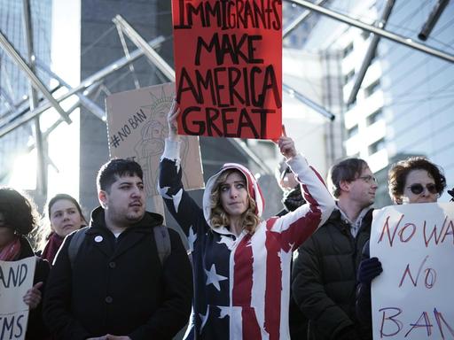 US-Amerikaner und andere im Ausland lebende Menschen demonstrieren am 31.01.2017 vor der US-amerikanischen Botschaft in Tokio (Japan) gegen die Einwanderungspolitik von US-Präsident Trump.