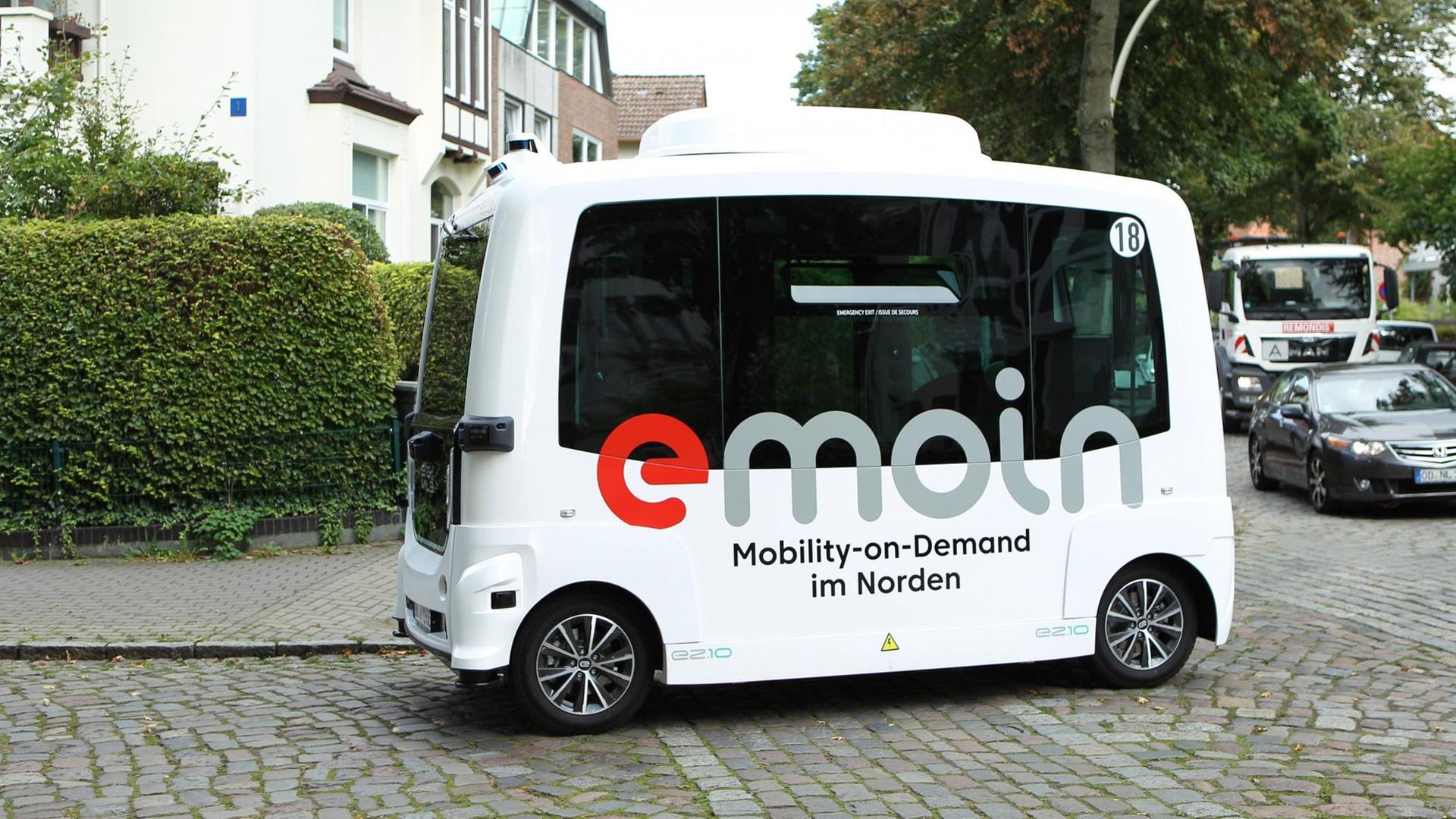 Ein autonomer Bus mit großen, schwarzen Scheiben in Hamburgs Villenviertel Bergedorf Ein autonomer Bus mit großen, schwarzen Scheiben in Hamburgs Villenviertel Bergedorf
