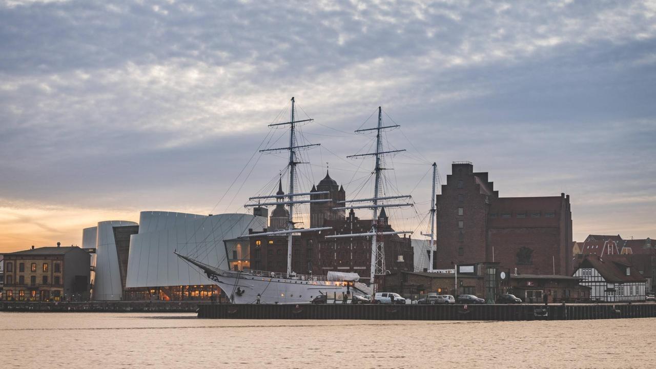 Blick auf Stralsund mit Hafen, Ozeaneum und Gorch Fock Blick auf Stralsund mit Hafen, Ozeaneum und Gorch Fock