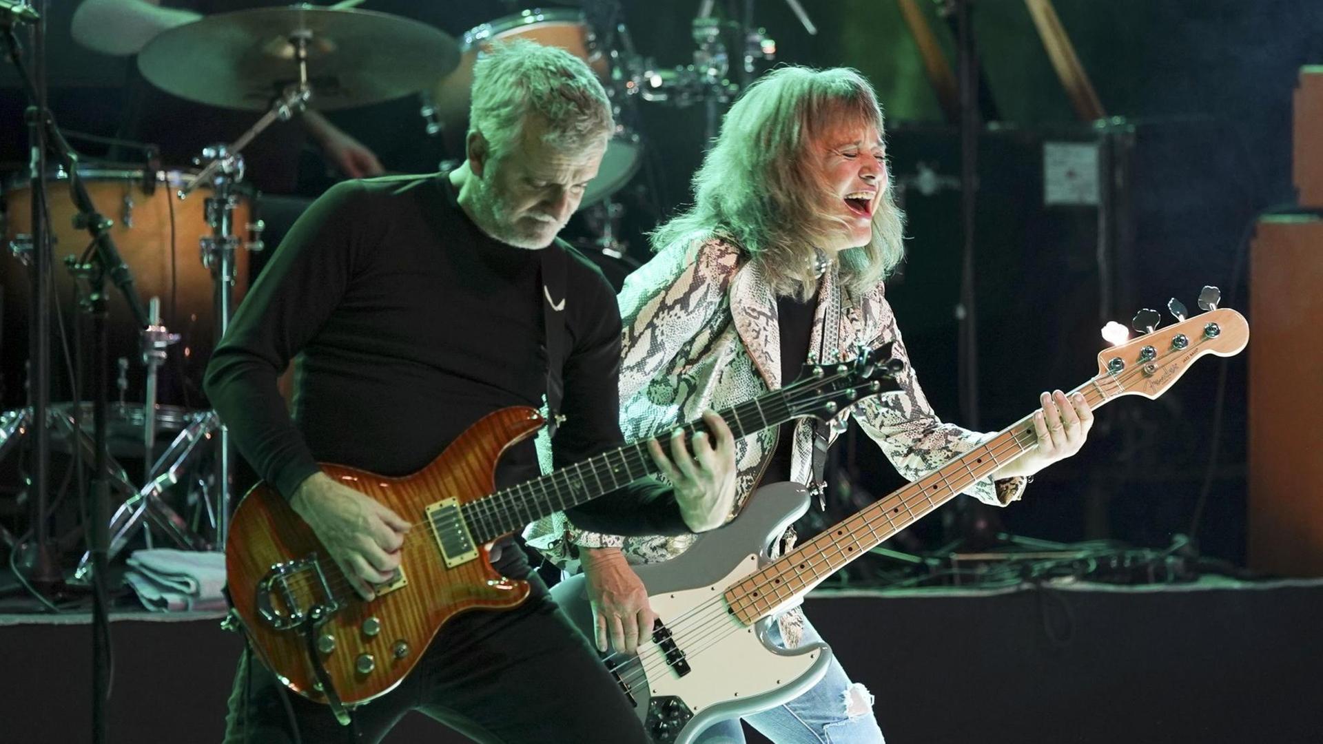 Suzi Quatro & Band live im Kulturpalast Dresden Ende 2019. Die Rocksängerin steht auf der Bühne neben ihrem Gitarristen und spielt Bass. Suzi Quatro & Band live im Kulturpalast Dresden Ende 2019. Die Rocksängerin steht auf der Bühne neben ihrem Gitarristen und spielt Bass.