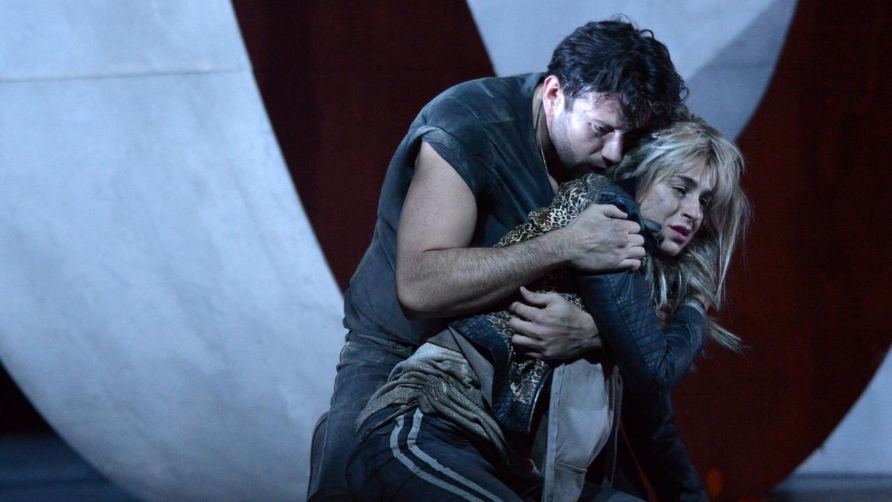 Joshua Guerrero (Chevalier Renato Des Grieux) und Asmik Grigorian (Manon Lescaut) in einer Szene der Oper Manon Lescaut. Joshua Guerrero (Chevalier Renato Des Grieux) und Asmik Grigorian (Manon Lescaut) in einer Szene der Oper Manon Lescaut.