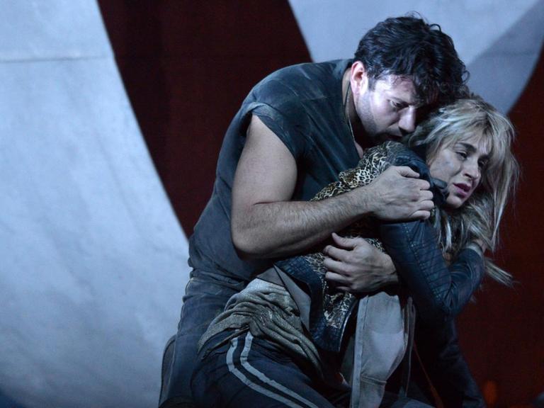 Joshua Guerrero (Chevalier Renato Des Grieux) und Asmik Grigorian (Manon Lescaut) in einer Szene der Oper Manon Lescaut.