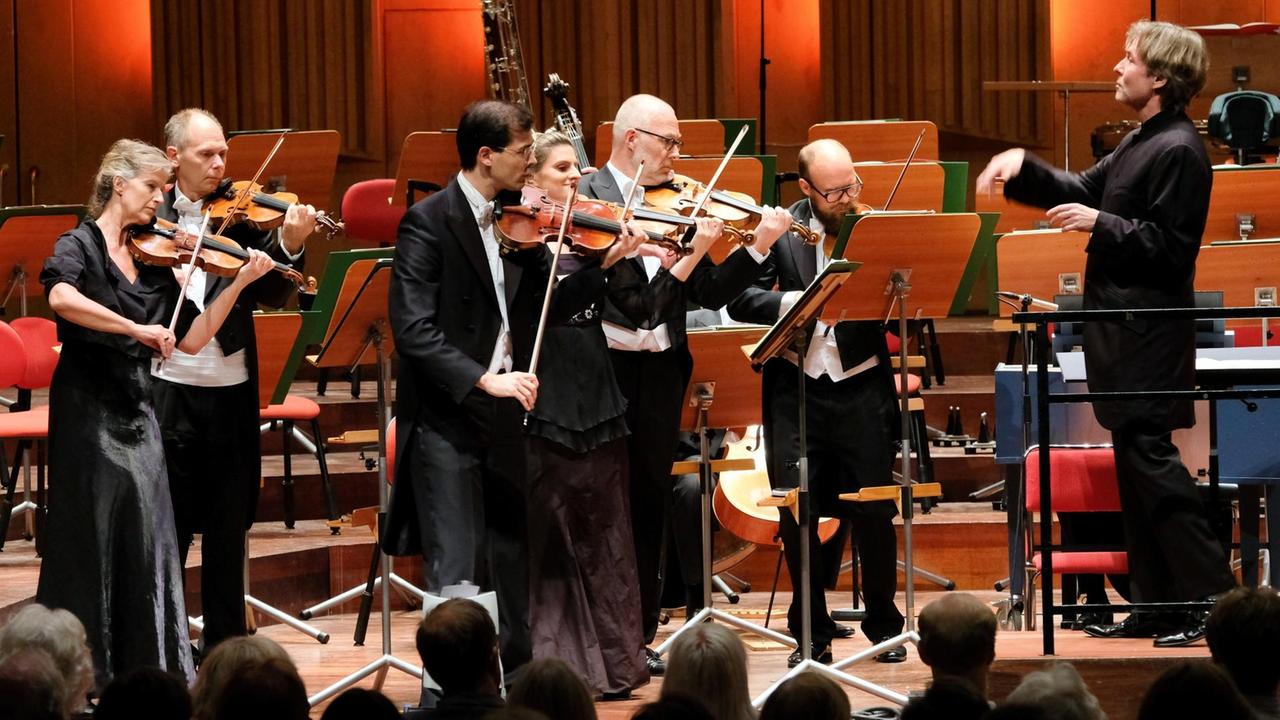 Der Dirigent Esa-Pekka Salonen dirigiert eine Streichergruppe Der Dirigent Esa-Pekka Salonen dirigiert eine Streichergruppe