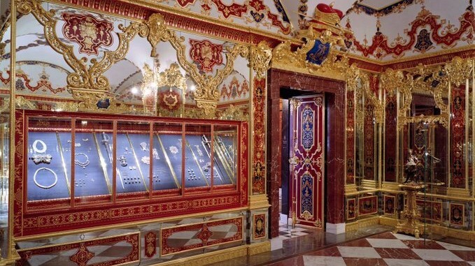 Der Schmucksaal des Grünen Gewölbes mit den Vitrinen, die den Teil der Sammlung zeigen, der bei einem Raub am frühen Montagmorgen gestohlen wurde.