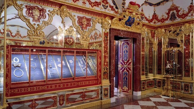 Der Schmucksaal des Grünen Gewölbes mit den Vitrinen, die den Teil der Sammlung zeigen, der bei einem Raub am frühen Montagmorgen gestohlen wurde. Der Schmucksaal des Grünen Gewölbes mit den Vitrinen, die den Teil der Sammlung zeigen, der bei einem Raub am frühen Montagmorgen gestohlen wurde.