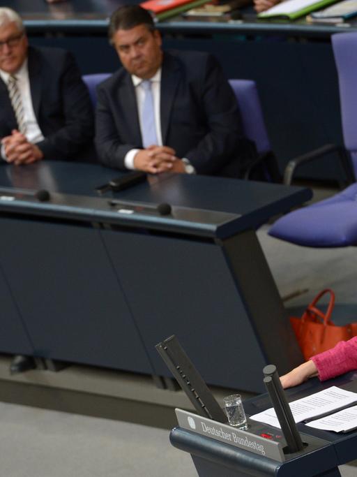 Bundeskanzlerin Angela Merkel (CDU) gibt am 01.09.2014 im Bundestag in Berlin während der Sondersitzung eine Regierungserklärung zum Ukraine-Konflikt und die geplanten Waffenlieferungen an die Kurden im Irak ab.