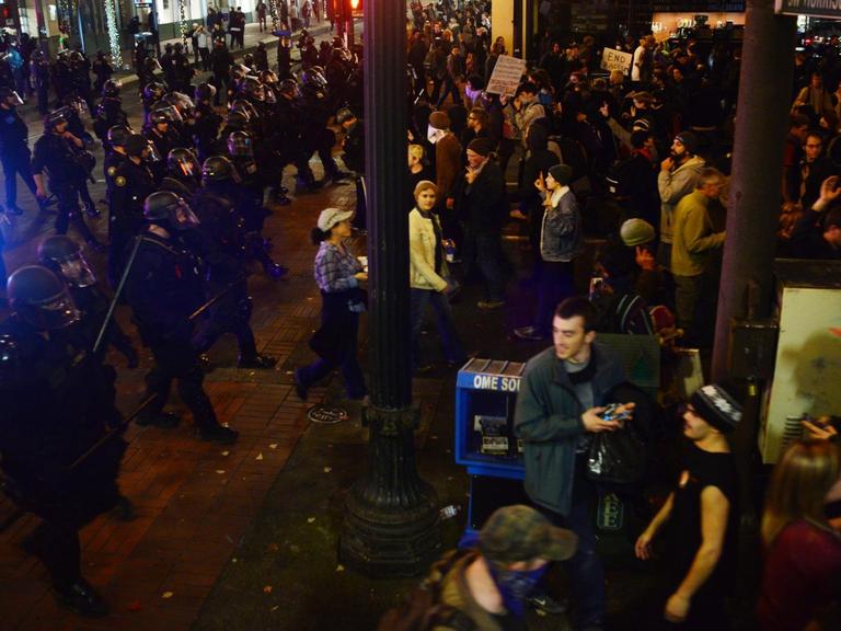 Polizei mit Schutzausrüstung während Protestdemonstrationen gegen die Wahl des neuen US-Präsidenten Donald Trump am 11. November 2011 vor dem Rathaus in Portland.