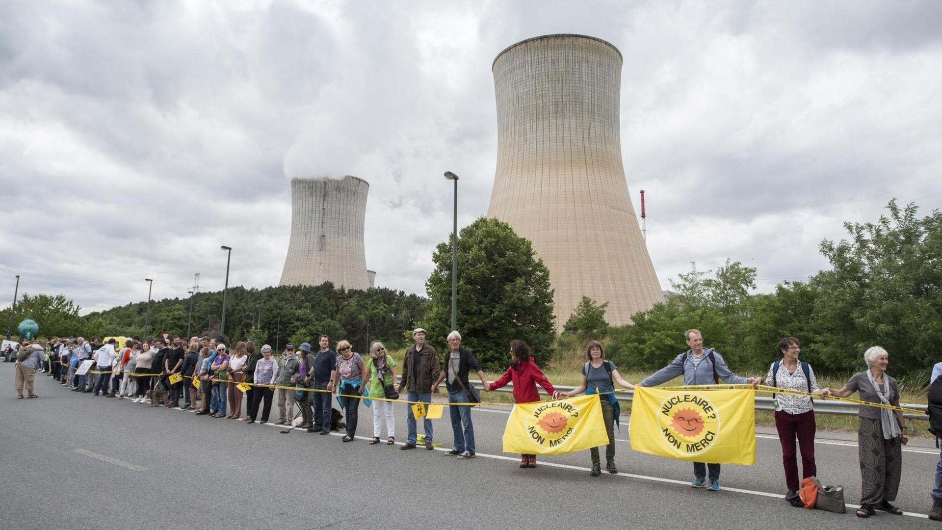 Teilnehmer bilden (25.06.17) vor dem Atomkraftwerk Tihange (Belgien) eine Menschenkette. Teilnehmer bilden (25.06.17) vor dem Atomkraftwerk Tihange (Belgien) eine Menschenkette.