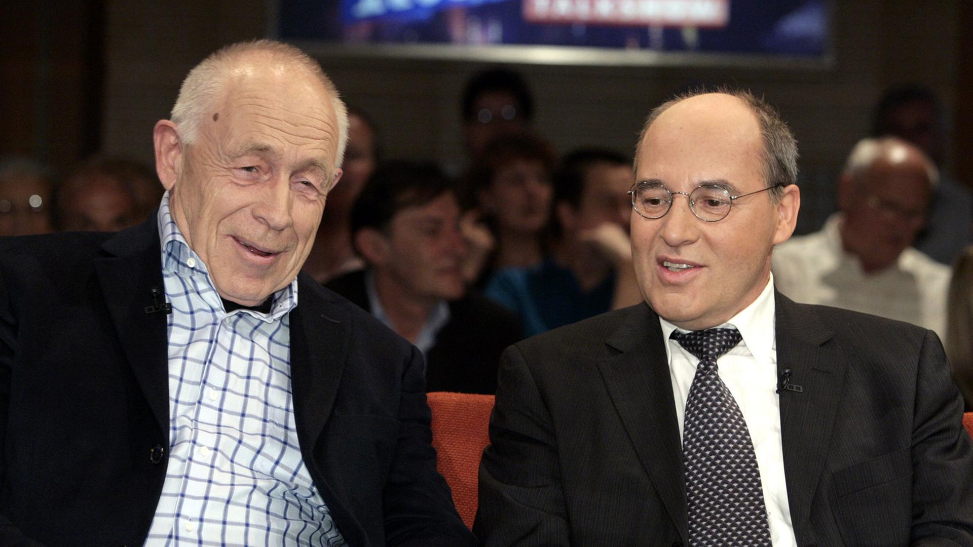 Der PDS-Politiker Gregor Gysi (r.), Spitzenkandidat seiner Partei für den vorgezogenen Bundestagswahlkampf, unterhält sich am 03.06.2005 am Rande der mdr-Talksendung "Riverboat" in Leipzig mit dem langjährigen früheren CDU-Generalsekretär Heiner Geißler (l.), der als streitbarer, integrer Meinungsmacher über die Parteigrenzen hinweg geschätzt ist. Der PDS-Politiker Gregor Gysi (r.), Spitzenkandidat seiner Partei für den vorgezogenen Bundestagswahlkampf, unterhält sich am 03.06.2005 am Rande der mdr-Talksendung "Riverboat" in Leipzig mit dem langjährigen früheren CDU-Generalsekretär Heiner Geißler (l.), der als streitbarer, integrer Meinungsmacher über die Parteigrenzen hinweg geschätzt ist.