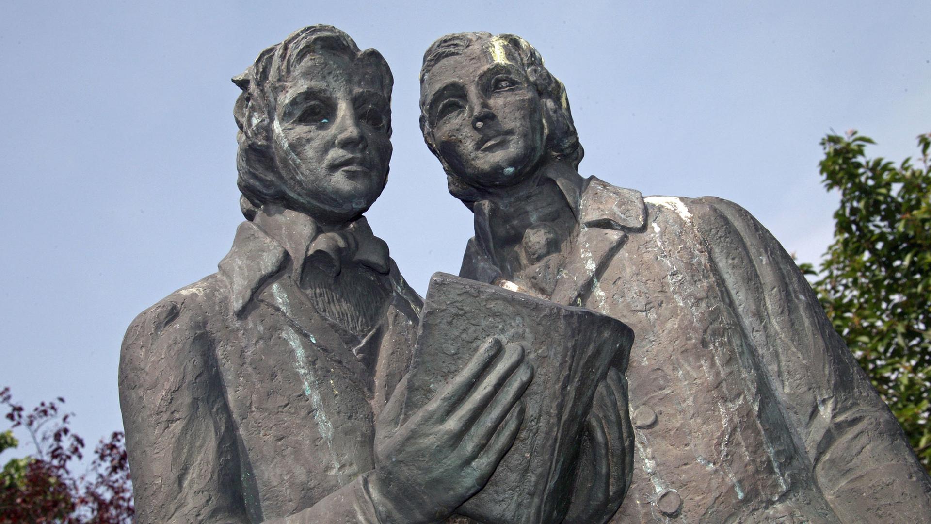 Das Denkmal der Brüder Wilhelm (l) und Jacob Grimm am Mittwoch (28.05.2008) auf dem Brüder-Grimm-Platz in Kassel. 1814 bezogen die Brüder Jacob und Wilhelm Grimm eine Wohnung im heute noch erhaltenen nördlichen Torhaus an der Wilhelmshöher Allee. Die Wohnung der Märchensammler und Sprachforscher wird zum Museum umgebaut. Die Brüder Jacob und Wilhelm Grimm lebten und arbeiteten mit Unterbrechungen von 1798 bis 1841 in Kassel. Das Denkmal der Brüder Wilhelm (l) und Jacob Grimm am Mittwoch (28.05.2008) auf dem Brüder-Grimm-Platz in Kassel. 1814 bezogen die Brüder Jacob und Wilhelm Grimm eine Wohnung im heute noch erhaltenen nördlichen Torhaus an der Wilhelmshöher Allee. Die Wohnung der Märchensammler und Sprachforscher wird zum Museum umgebaut. Die Brüder Jacob und Wilhelm Grimm lebten und arbeiteten mit Unterbrechungen von 1798 bis 1841 in Kassel.